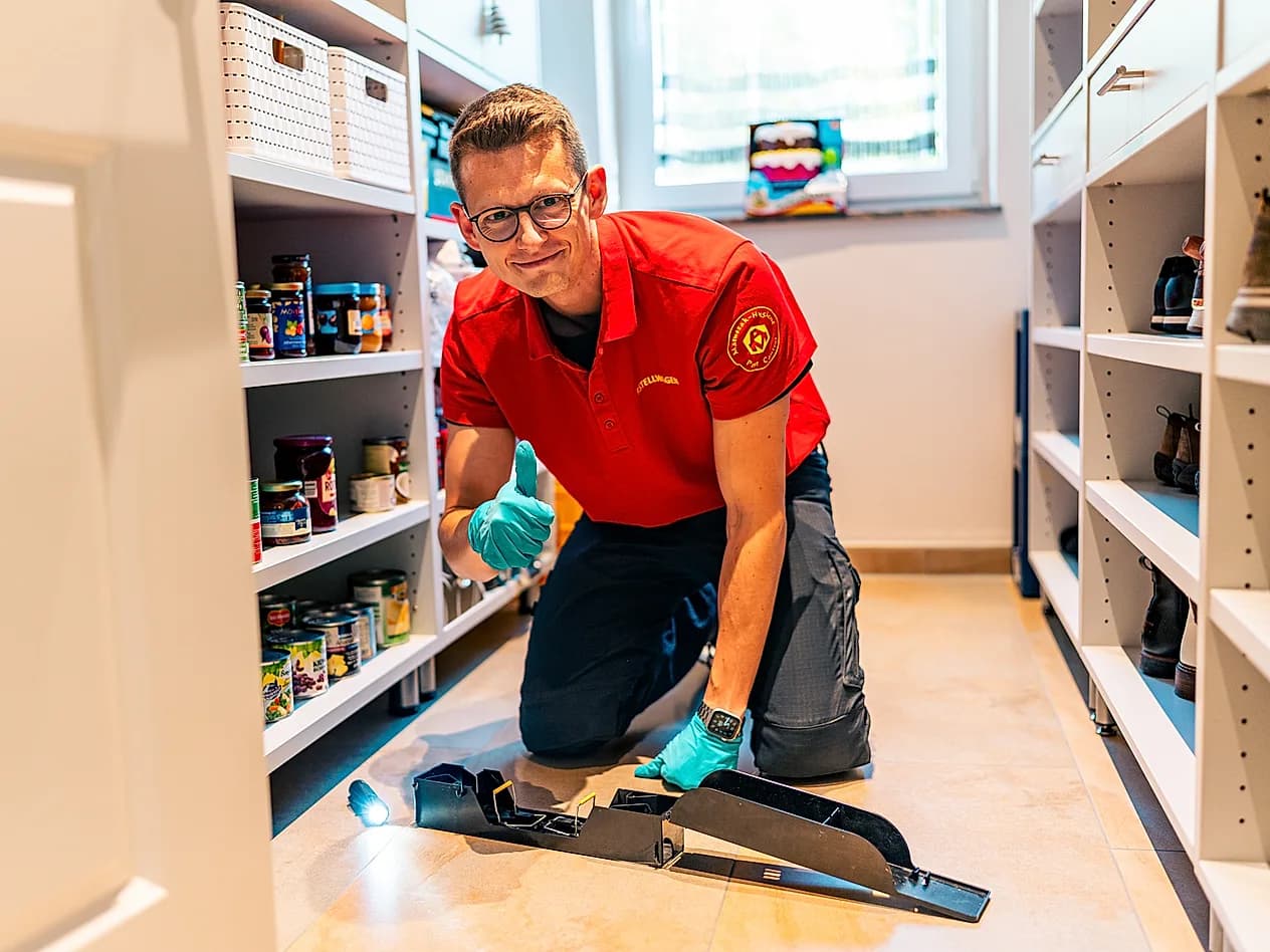 Techniker von Matuszak Hygiene bei der Kontrolle eines Vorratsregals